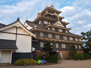 Fototapeta premium Zamek Okayama w mieście Okayama w prefekturze Okayama w Japonii. Zamek jest często nazywany „Crow Castle” (U-jo) ze względu na jego czarną obudowę.
