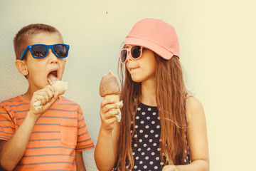 Obraz premium Kids boy and little girl eating ice cream.