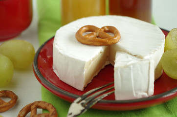 camenbert mit weintrauben und salzbrezel