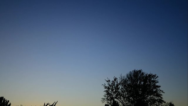 viele flugzeuge am abend in zeitraffer
