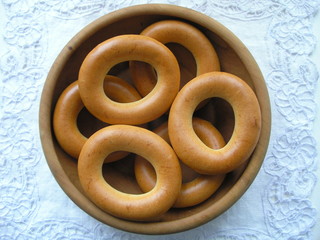 Баранки в деревянной тарелке.