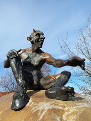 Fototapeta na wymiar Skulptur vom Teufel Mephisto auf dem Hexentanzplatz im harz
