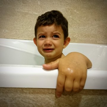 Ni&ntilde;o llorando en la ba&ntilde;era