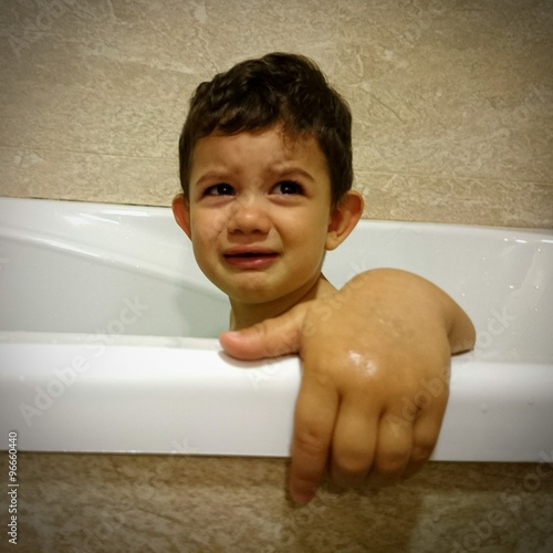 "Niño llorando en la bañera" Fotos de archivo e imágenes libres de