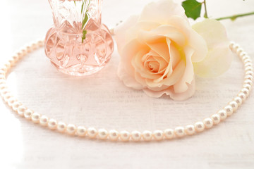 バラと真珠のネックレス