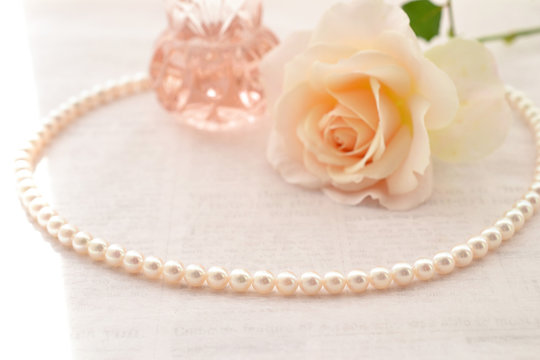真珠のネックレスとバラ