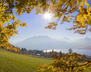 traumhaft schöne Herbstlandschaft am Tegernsee, Blick durch leu