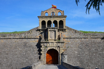 Fototapeta na wymiar Torhaus der Zitadelle San Pedro in Jaca Aragon