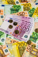 Viele verschiedene Euro-Geldscheine