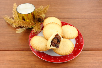 Sweet Christmas Mince Pies © philip kinsey