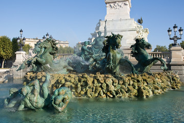 Obraz premium Bassin et fontaine à Bordeaux