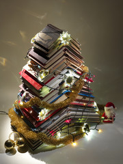 Albero di Natale fatto con libri