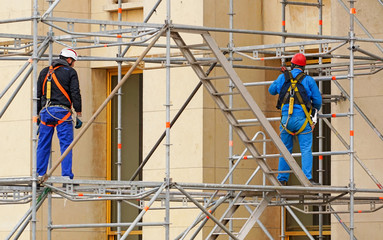 Echafaudeurs assemblant un échafaudage