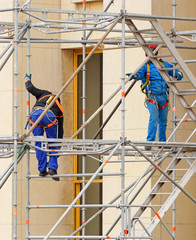 Fototapeta premium Echafaudeurs assemblant un échafaudage