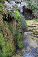 Fototapeta premium fontaine pétrifiante, Caylus, 82