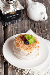 Mini-cake with raspberries and blueberries