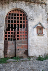 Fototapeta na wymiar Broken Door in Barisano Sassi