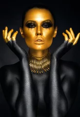Schönes Frauenporträt in den Farben Gold und Schwarz © demidenko