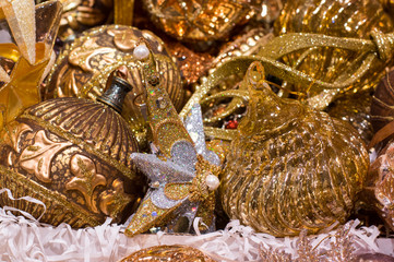 Christmas tree decorations, all in one color, yellow and gold background / Елочные украшения, желтый и золотой фон