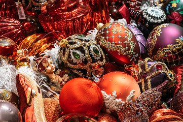 Christmas tree decorations, all in one color, crimson background / Елочные украшения, малиновый и красный фон - 96676864