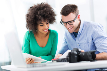 Obraz premium Young couple working together