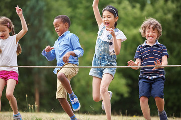 Gruppe Kinder beim Wettlaufen am Ziel