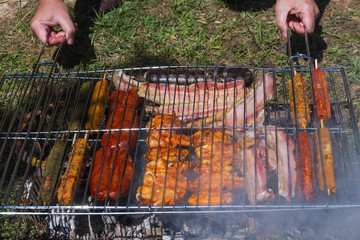 Dando vuelta a la Parrilla de Carne en una Barbacoa