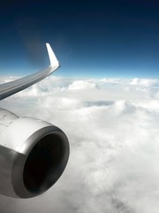 Turbine et l'aile avion au-dessus des images et du ciel blue