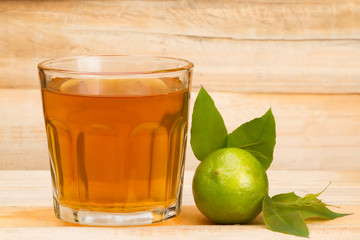  vasa de té de limón en fondo de madera