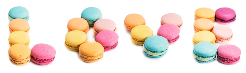 Fototapete Macarons Aufschrift Liebe Bunte und leckere französische Kekse Macarons auf w