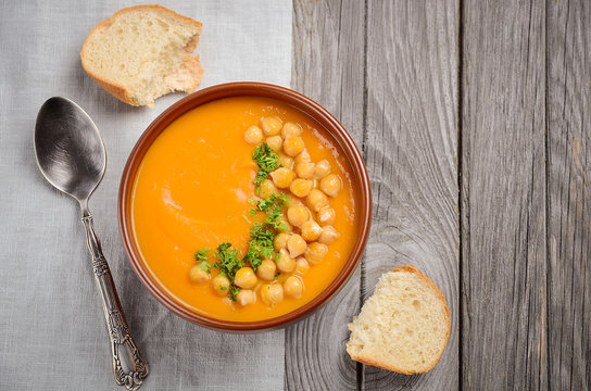 Pumpkin soup with chickpeas and parsley