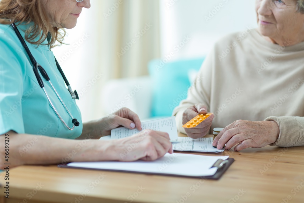 Wall mural Female doctor prescribing medicament