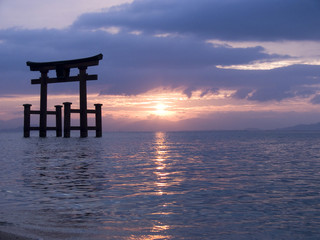 日の出を迎える琵琶湖　白鬚神社