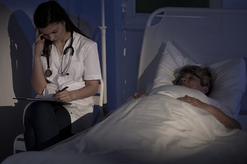 Obraz premium Medic diagnosing elderly woman