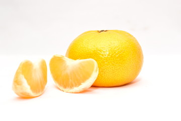 Спелые мандарины на белом фоне.