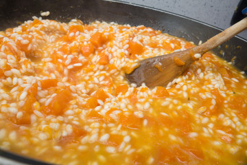 Risotto alla zucca in cottura nella padella 