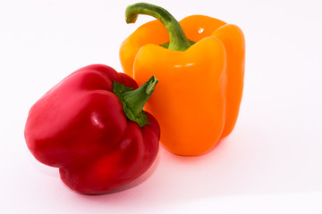 Красный и желтый перец на белом фоне