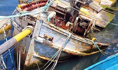 Fototapeta na wymiar wooden boat sunk in the sea