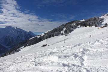 Fototapeta na wymiar Schipiste mit Schlepplift in Tirol