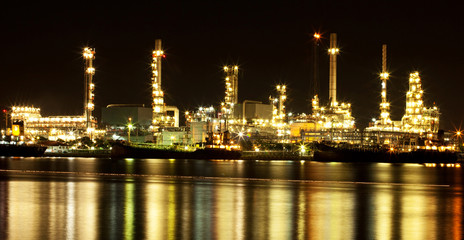 Obraz na płótnie Canvas Long explosure of refinery oil plant at night