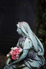 Maria mit einem Blumenstrauß
