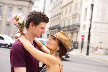 Naklejka premium young couple in the street hugging each other