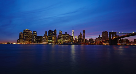 New York Skyline mit Brooklyn Bridge bei Nacht - 96710884