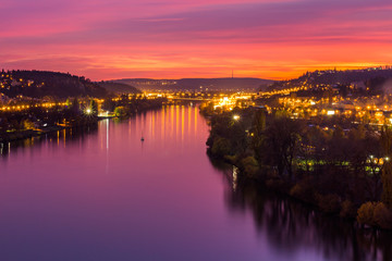 Obraz premium night view of marina situated behind the vysehrad castle in prague
