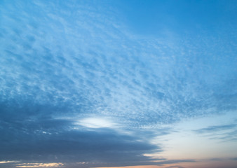 Obraz premium beautiful clouds dawn sun as background