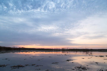 Obraz premium beautiful sunrise of the sun on the lake