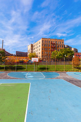 Schule mit Sportplatz in der Bronx, New York City