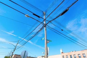 oberirdische Stromleitungen in der Bronx, New York City