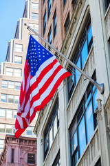 US-Flagge an einem Hochhaus in Manhattan, New York City