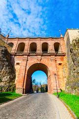 Fototapeta premium historische Brücke in Luxemburg die den Bockfelsen mit der Altstadt verbindet